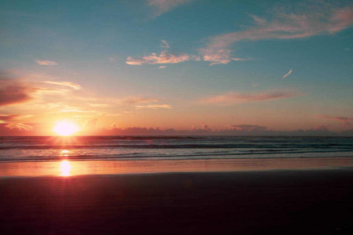 海岸と夕日の写真