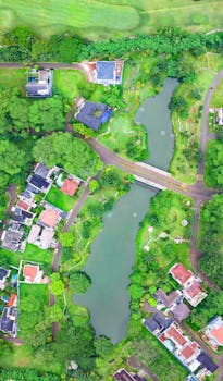 这是印度尼西亚万丹新当查亚绿色郊区的无人机鸟瞰图，图中可见房屋、道路和河流