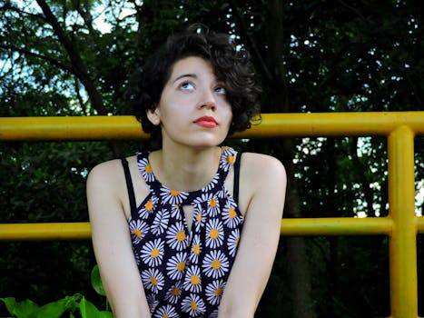 穿着雏菊图案衣服的年轻女子若有所思地反对着某种性质