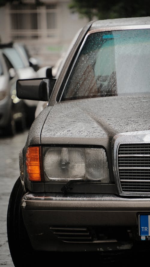 Close-up of the front of a Mercedes-Benz W126