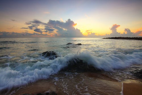 Ücretsiz Altın Saatte Deniz Dalgalarının çarpması Stok Fotoğraflar