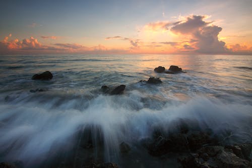 Zeitrafferfotografie Von Seashore Während Der Goldenen Stunde