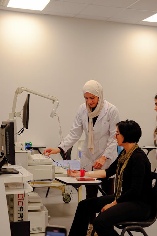 Foto profissional grátis de aparelhos, assistência médica, doutor