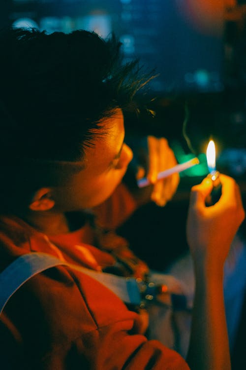 Darmowe zdjęcie z galerii z mężczyzna, ogień, papieros