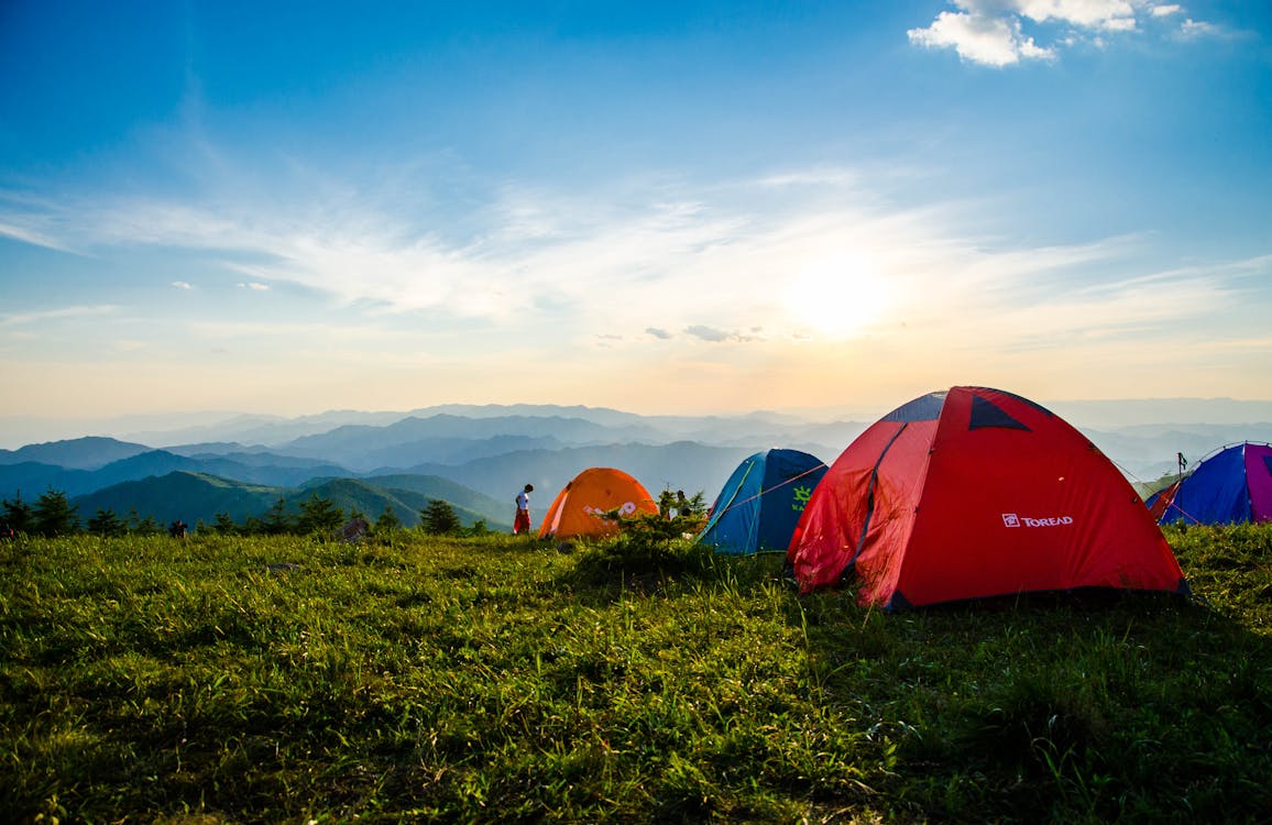 Foto Van Hellende Koepeltenten Met Uitzicht Op Bergketens