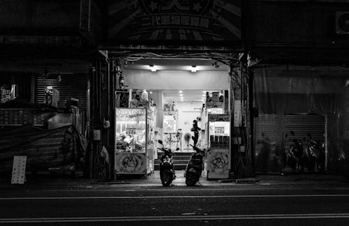 Foto d'estoc gratuïta de aparcat, blanc i negre, carrer