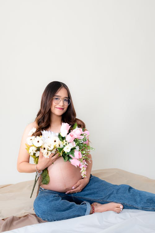 Kostenloses Stock Foto zu blumen, brünette, festhalten