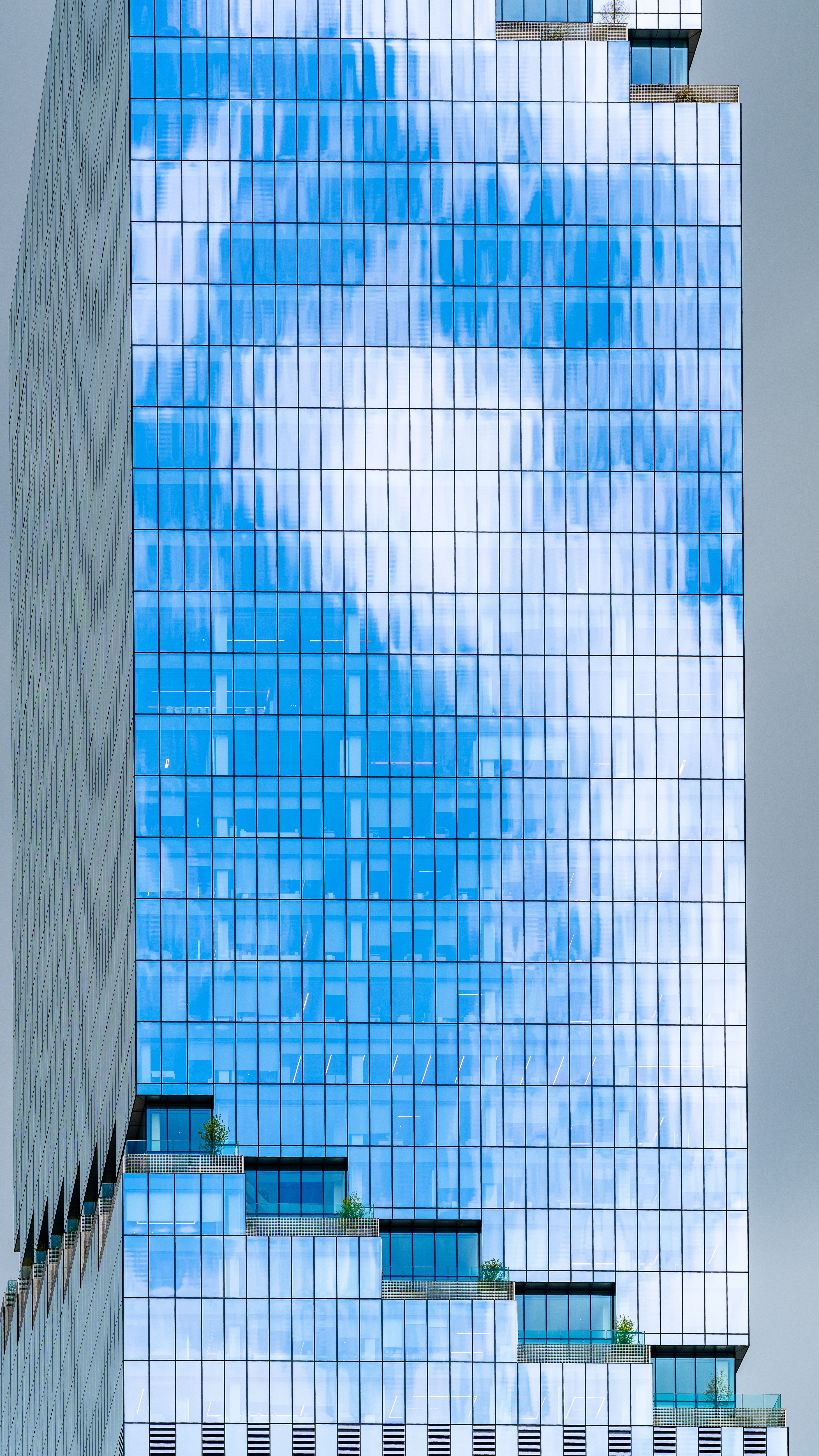 Reflection in Skyscraper · Free Stock Photo