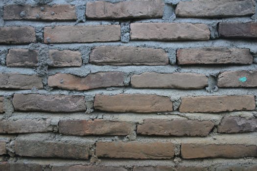 特写的风化砖墙展现出质朴的纹理，是理想的背景