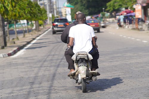 Foto stok gratis jalan kota, membawa, moda transportasi