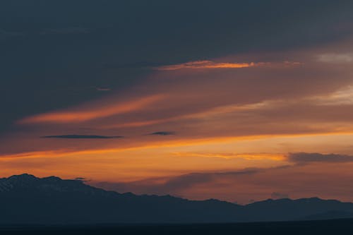 akşam karanlığı, bulut görünümü, dağlar içeren Ücretsiz stok fotoğraf