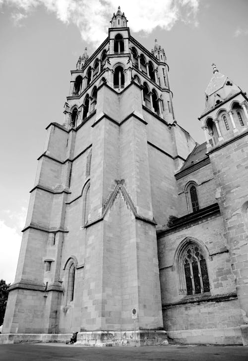 Foto d'estoc gratuïta de arquitectura gòtica, blanc i negre, catòlic