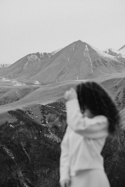 Δωρεάν στοκ φωτογραφιών με ασπρόμαυρο, βουνά, γυναίκα