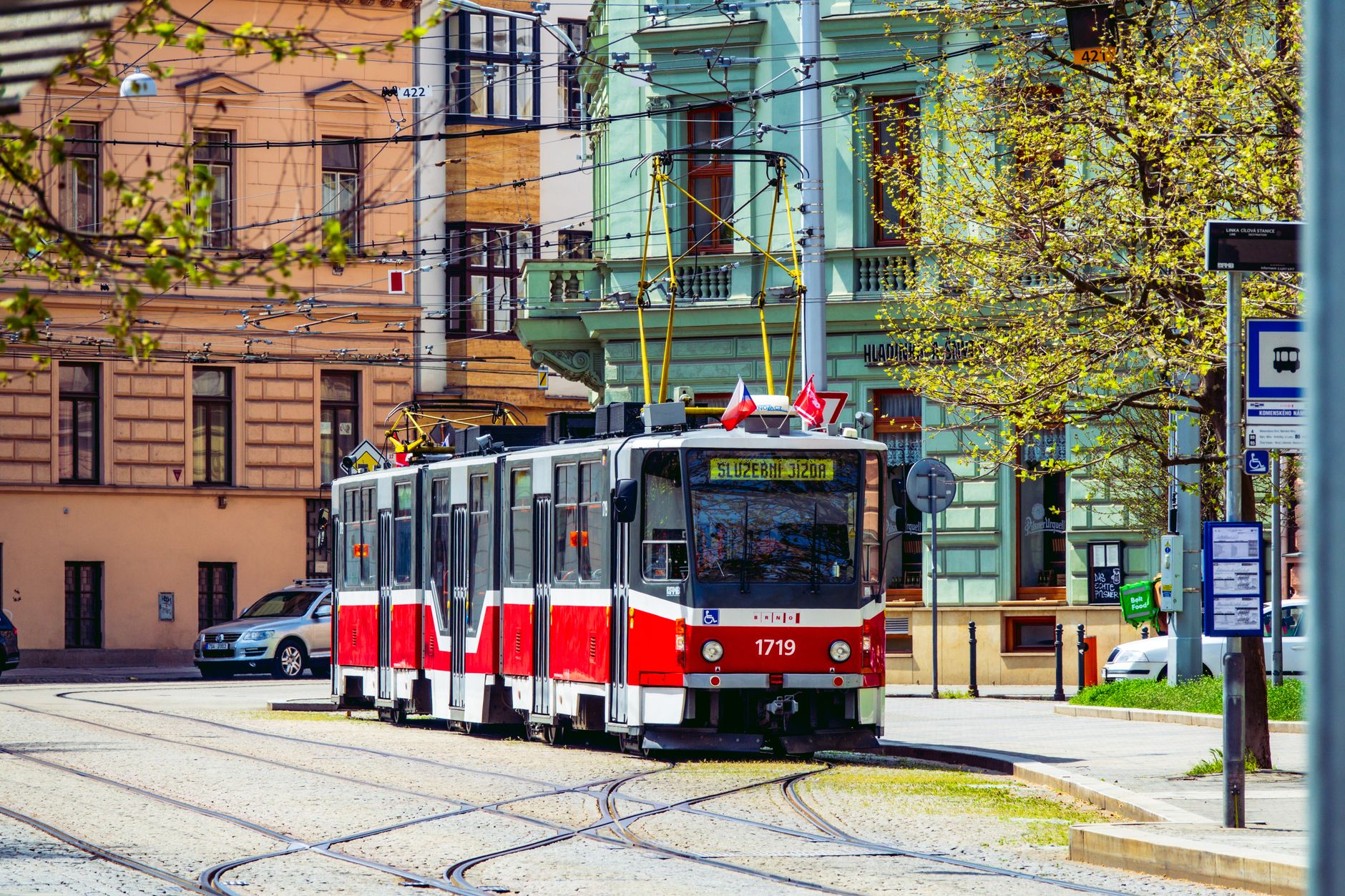 How to Plan a Trip Around Public Transit and Skip the Rental Car