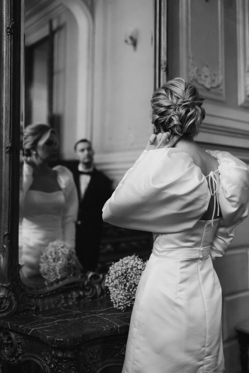 Free An elegant black and white capture of a bride and groom reflected in a mirror, exuding timeless wedding charm. Stock Photo