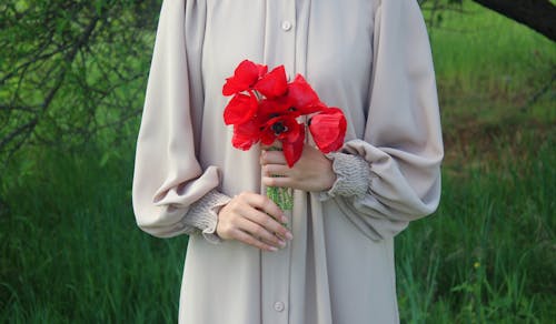 abiye elbise, Kadın, kırmızı Çiçekler içeren Ücretsiz stok fotoğraf