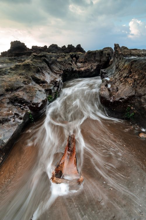 Free Captivating view of a flowing stream carving through rocks in Sukabumi, Indonesia. Stock Photo