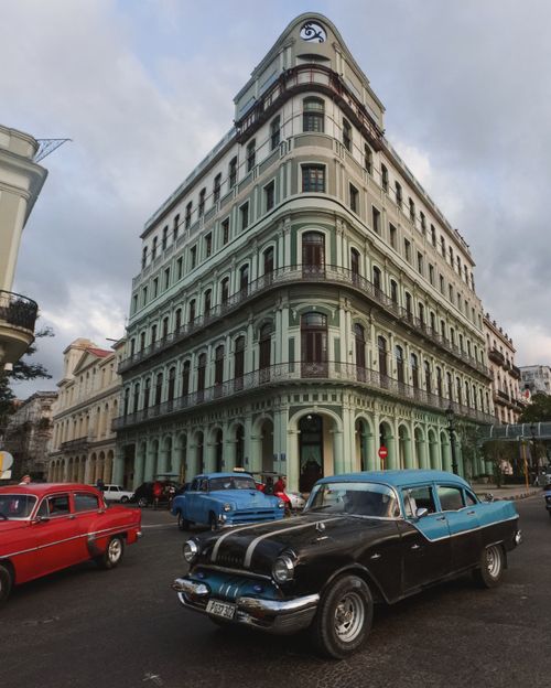 Vintage cars in front of Hotel Saratoga, Havana