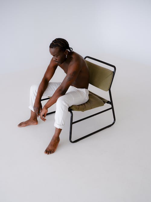 Imagine de stoc gratuită din bărbat de culoare, cu picioarele goale, fotografiere verticală