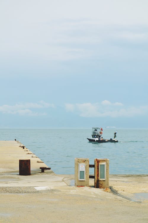 モーターボート, 垂直ショット, 桟橋の無料の写真素材