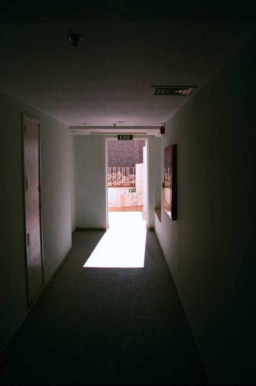 Immagine gratuita di corridoi, corridoio, illuminata dal sole