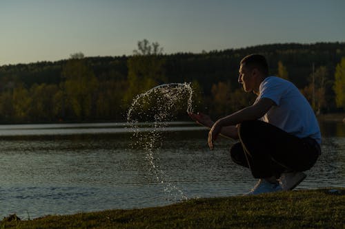 Ingyenes stockfotó Férfi, fröccsenő, guggolás témában