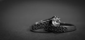 一枚优雅的黑白特写订婚钻戒，尽显奢华与精致