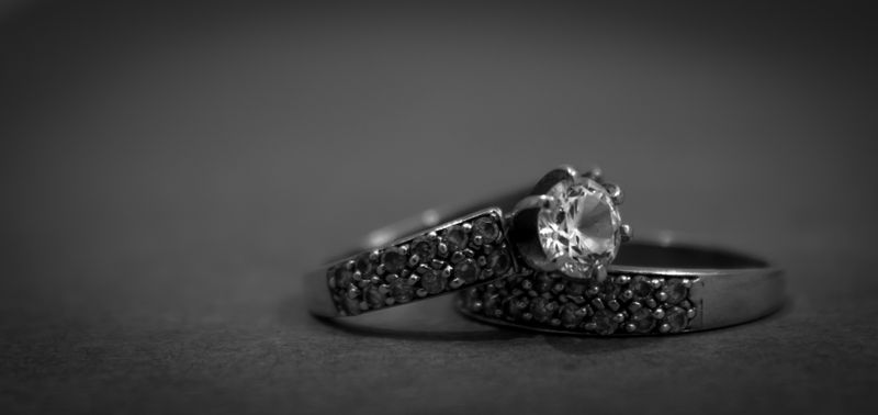 Anillo solitario de talla brillante en macro sobre fondo gris
