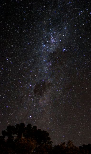 Fotomural Impresionante vista de la galaxia Vía Láctea iluminada en un cielo estrellado nocturno en Urubici, Brasil, perfecta para entusiastas de lo celestial.