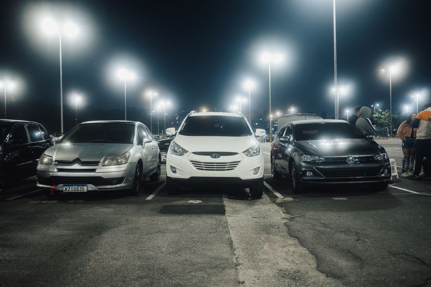 Voitures garées la nuit sous l’éclairage du parking