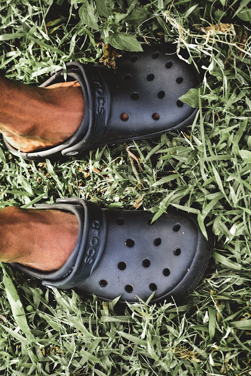 бесплатная человек, носящий черные Crocs Стоковое фото