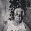 室内，一位老人若有所思的黑白肖像