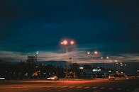 夜晚的城市道路上，路灯亮着，车辆穿行