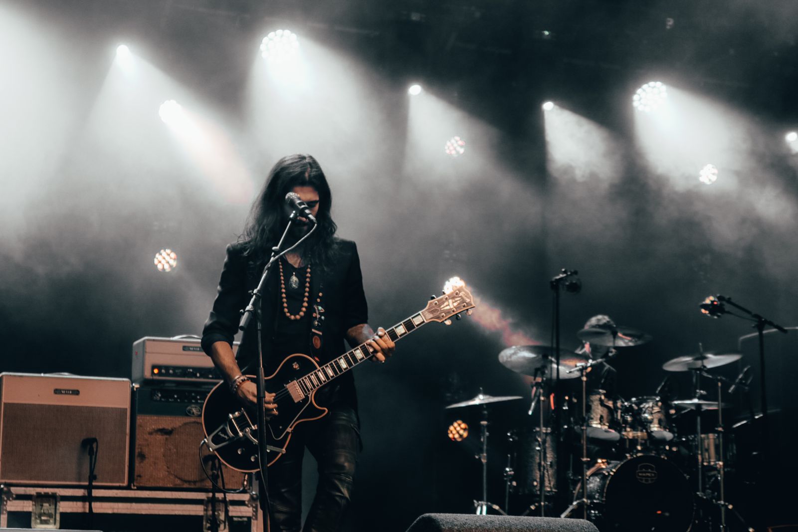 Guitariste et batteur lors d’une performance rock