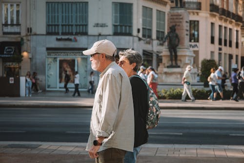 Foto profissional grátis de andando, antigo, casal