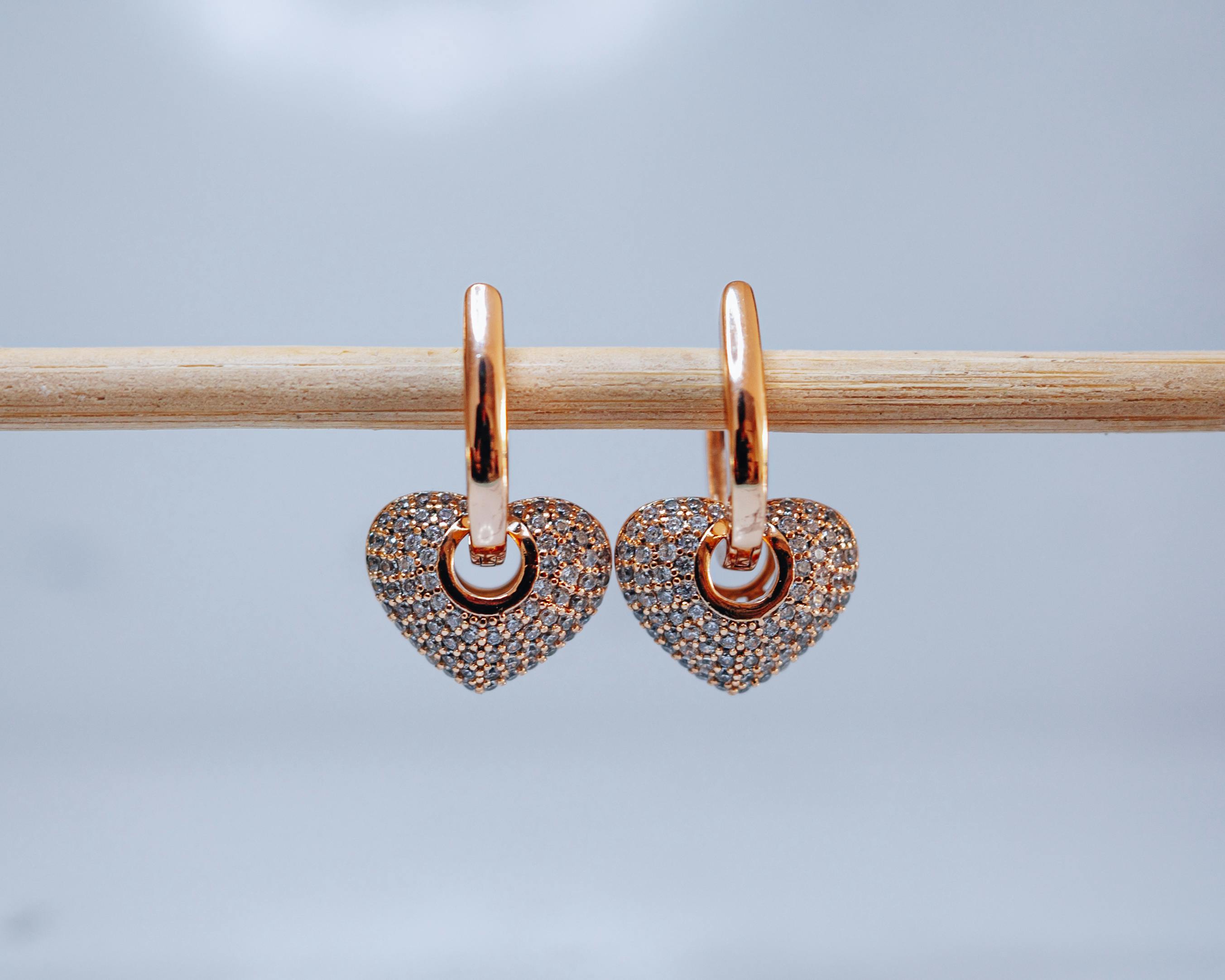 Kıkırdak Piercing ile Uyumlu Küpeler: Tragus ve Helix İçin Şık Çözümler