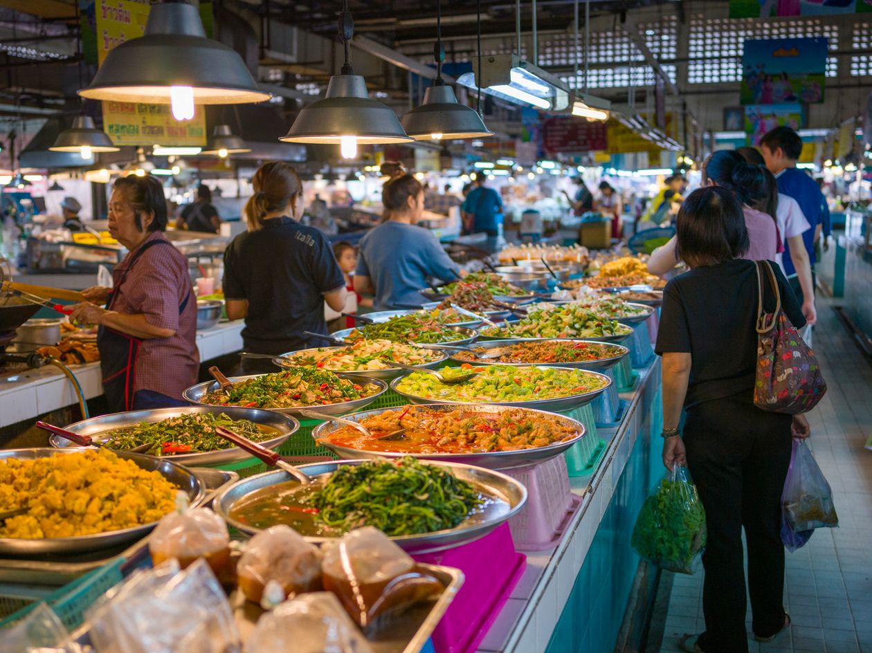 Mercado callejero de Bangkok con comida tailandesa