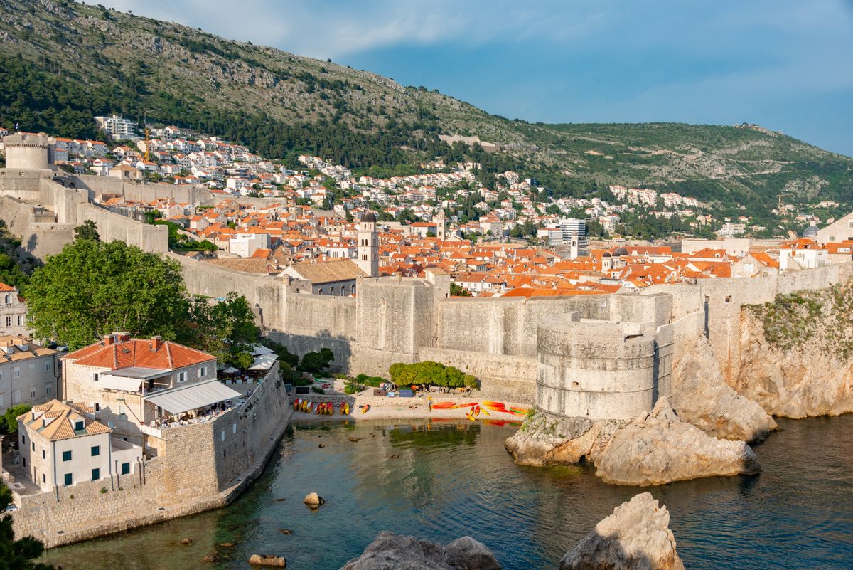 Orașul Vechi Dubrovnik - plajă cu pietre sub ziduri