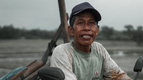 Petani kelapa mitra tersenyum di lahannya