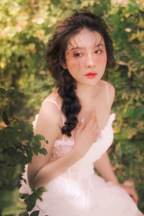 Безкоштовне стокове фото на тему «азіатська жінка, вертикальні постріл, весільна сукня»