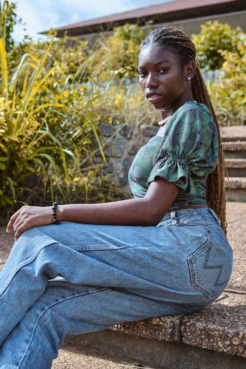 Gratis lagerfoto af afrikansk kvinde, bluse, cowboybukser