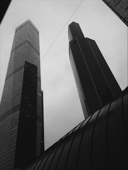 一张从低角度拍摄的城市摩天大楼黑白照片