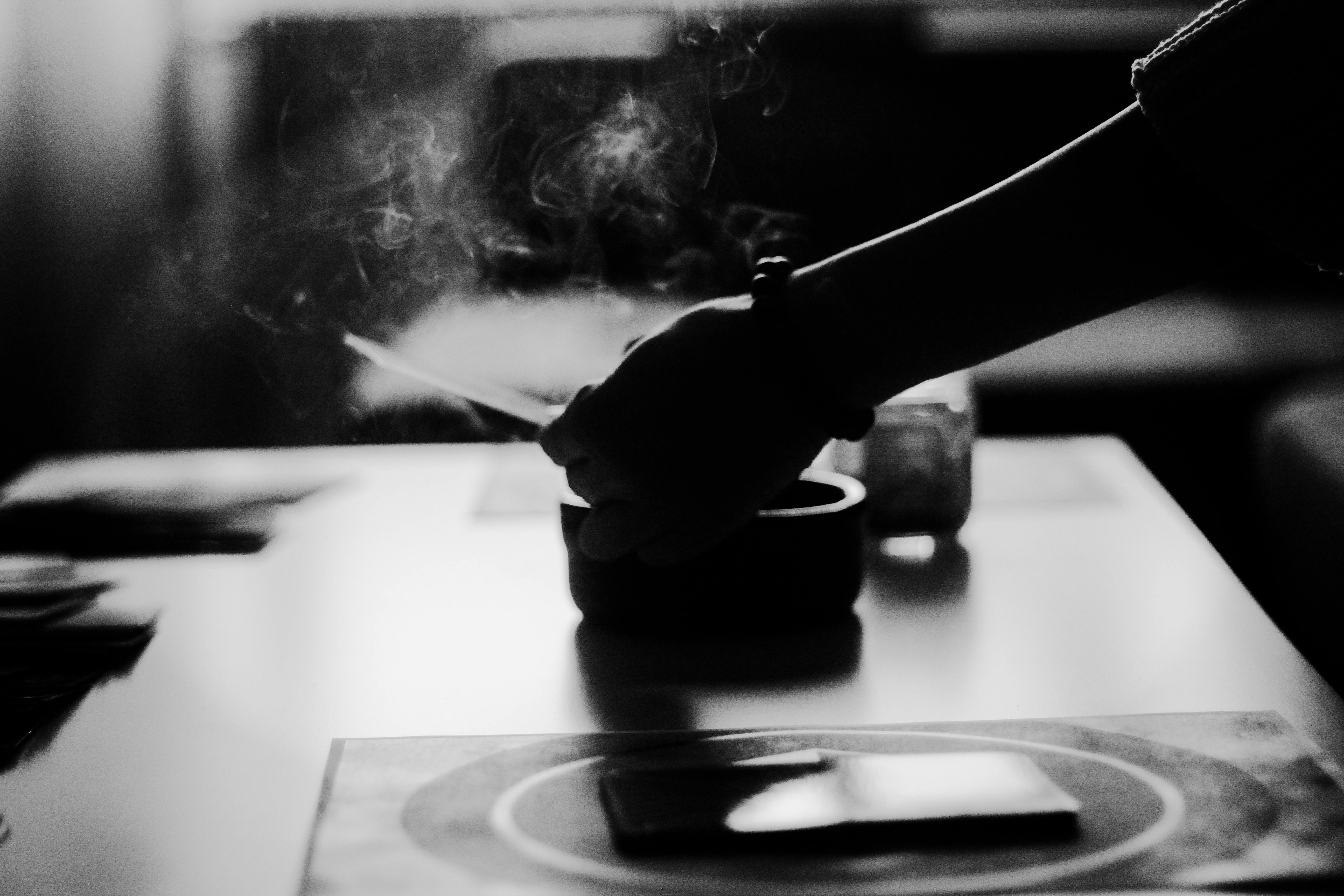 Foto stok gratis tentang asap, barang, hitam & putih, kompor, mangkok