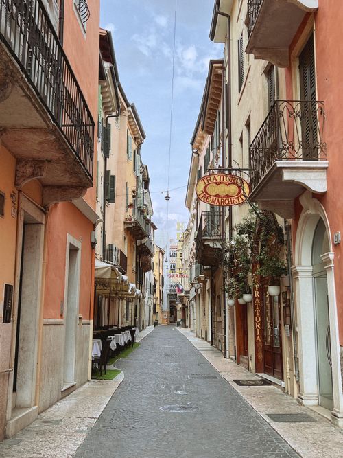 Free Picturesque narrow street in Italy with traditional architecture and balconies. Stock Photo