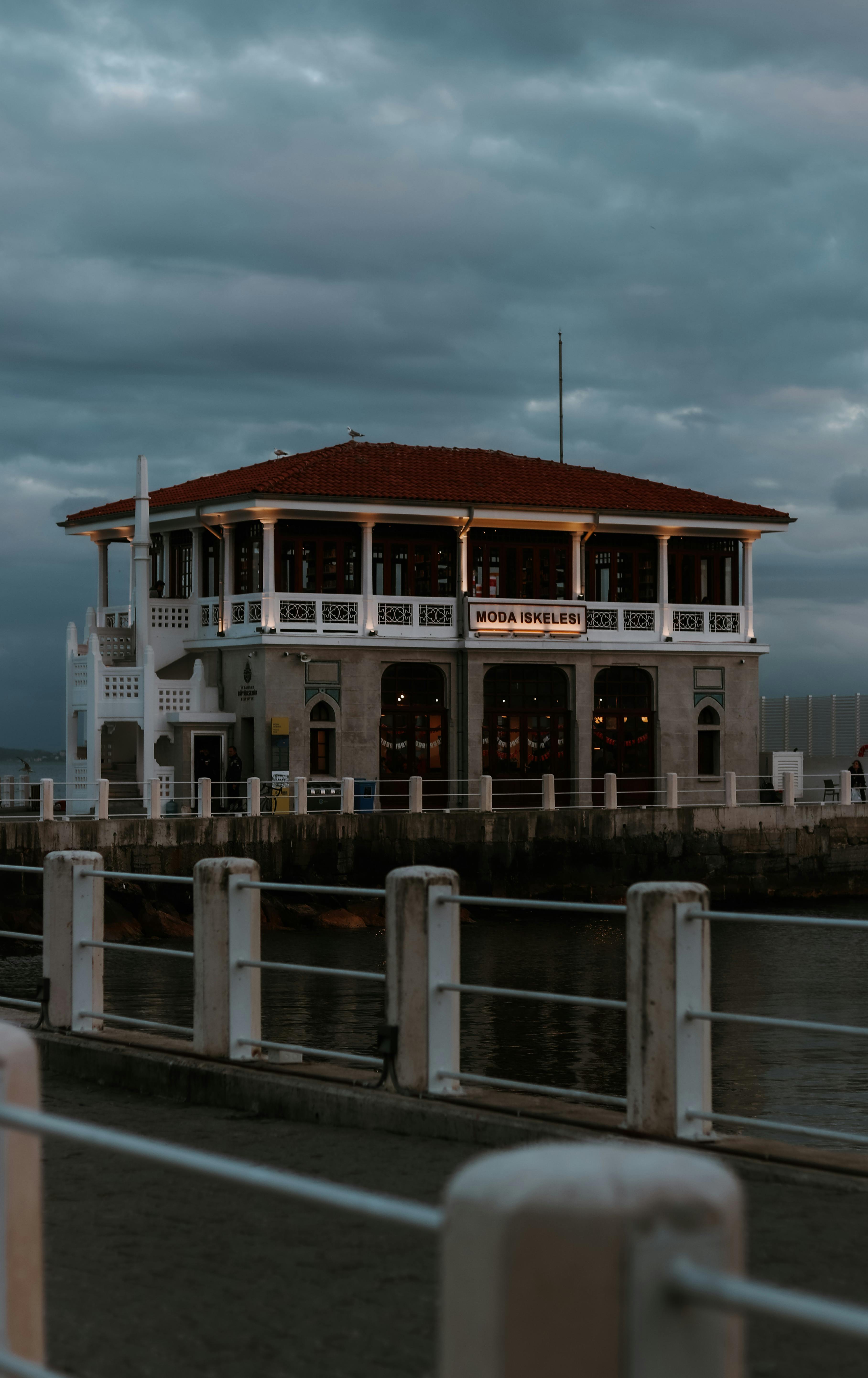 Gratis Immagine gratuita di acqua salata, architettura, architettura del lungomare Foto a disposizione