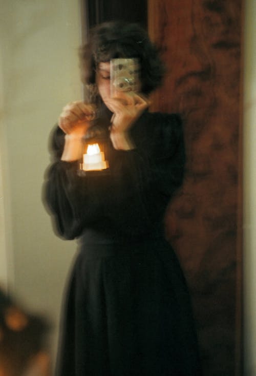 Darmowe zdjęcie z galerii z aparat, czarna sukienka, kobieta