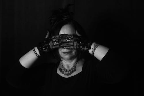 Chân dung đen trắng quý bà cổ điển