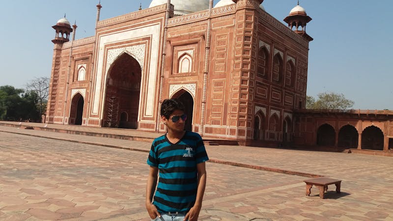 Decor floral pe masa festivă