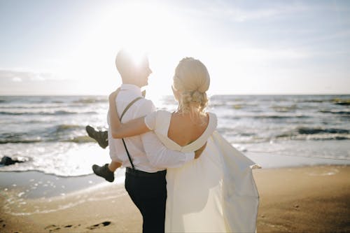 Boda junto al mar al atardecer