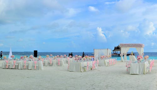 Безкоштовне стокове фото на тему «берег моря, весілля на пляжі, весільний прийом» стокове фото